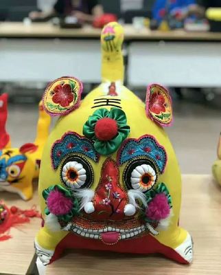 成果展示丨天津大學(xué)布老虎制作技藝與葫蘆雕刻技藝培訓(xùn)班結(jié)業(yè)作品展進(jìn)行時(shí)